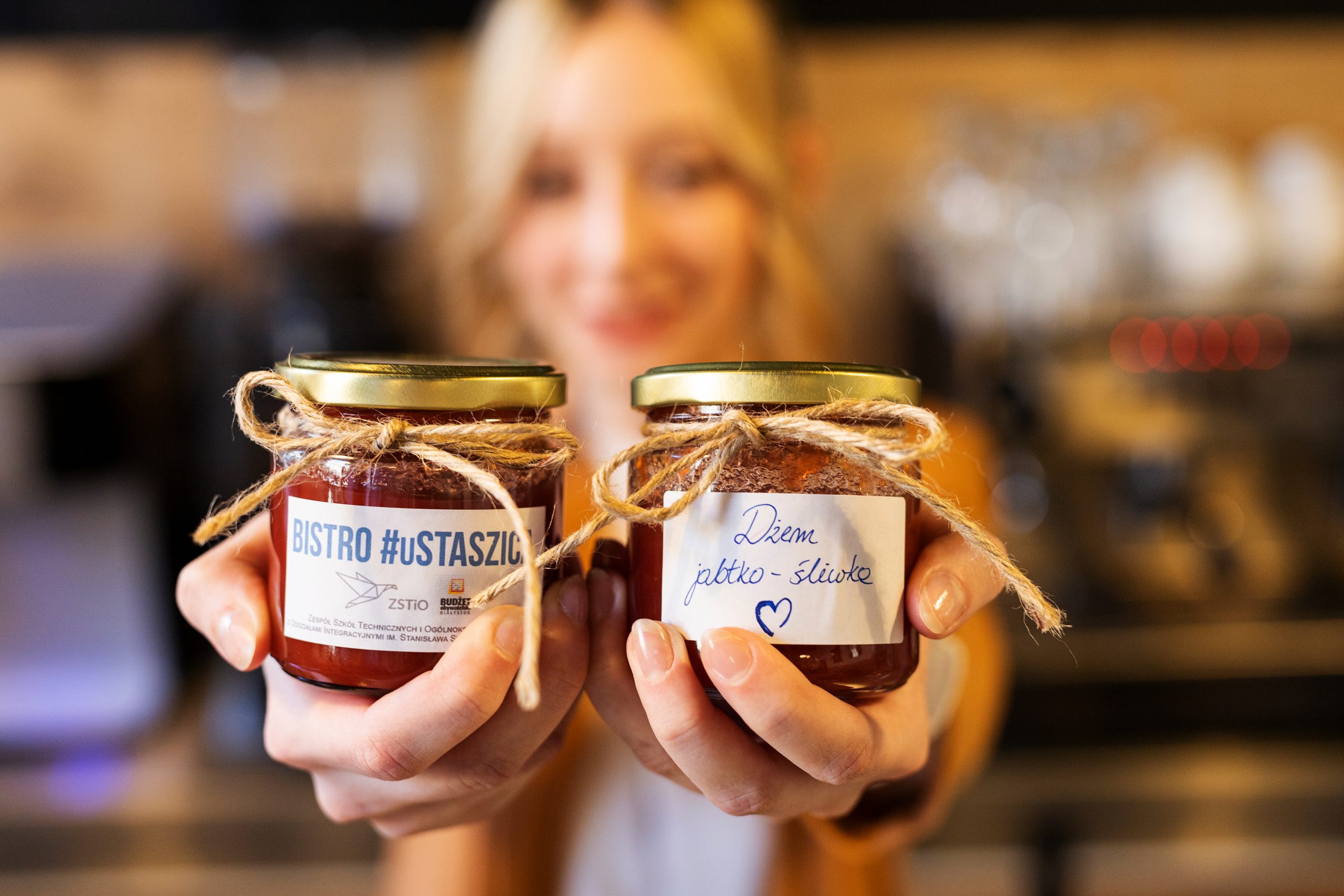 na pierwszym planie 2 słoiki dżemów, napis na słoikach Bistro u Staszica