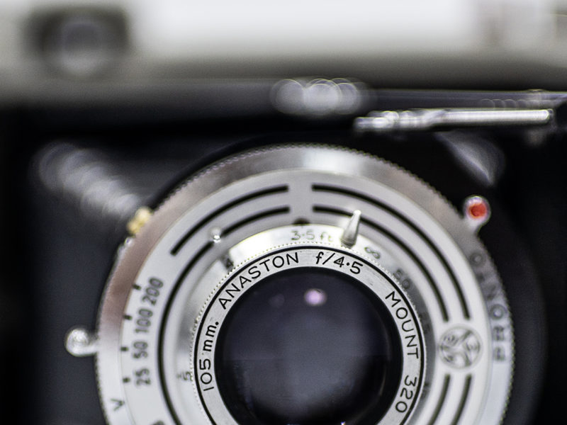 aparat na jasnym tle