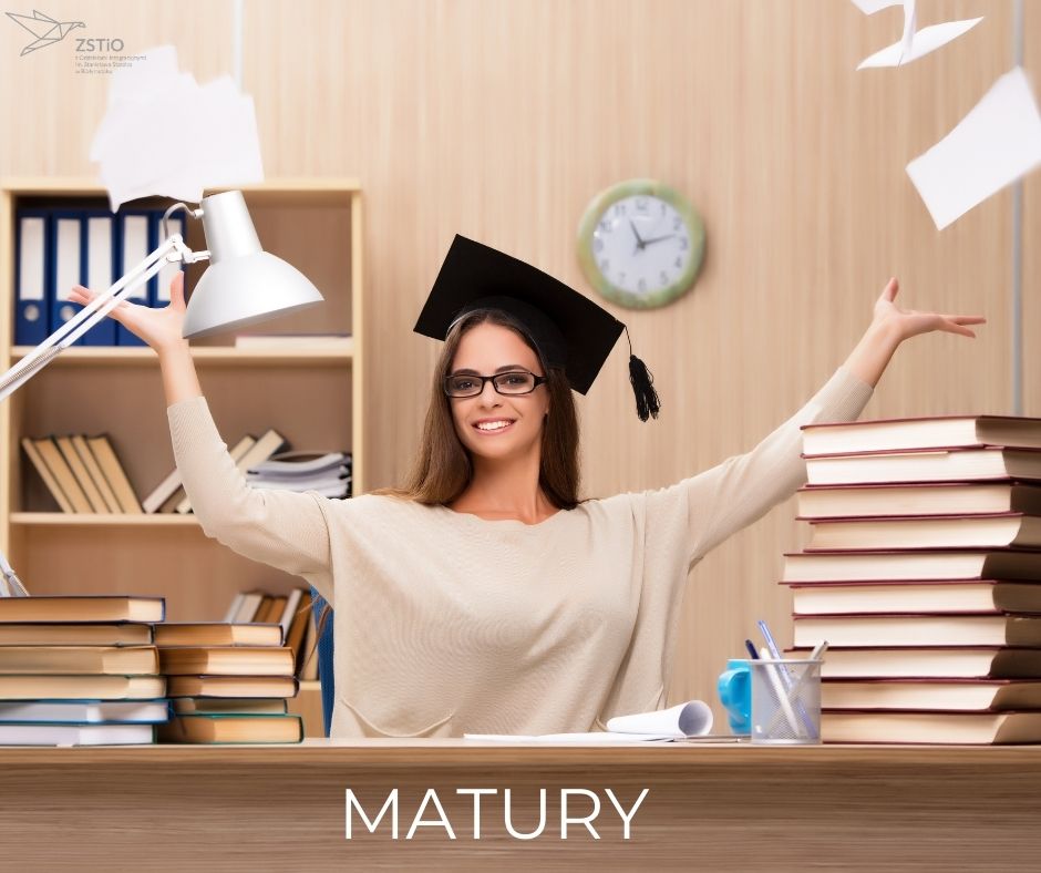 kobieta na tle książek