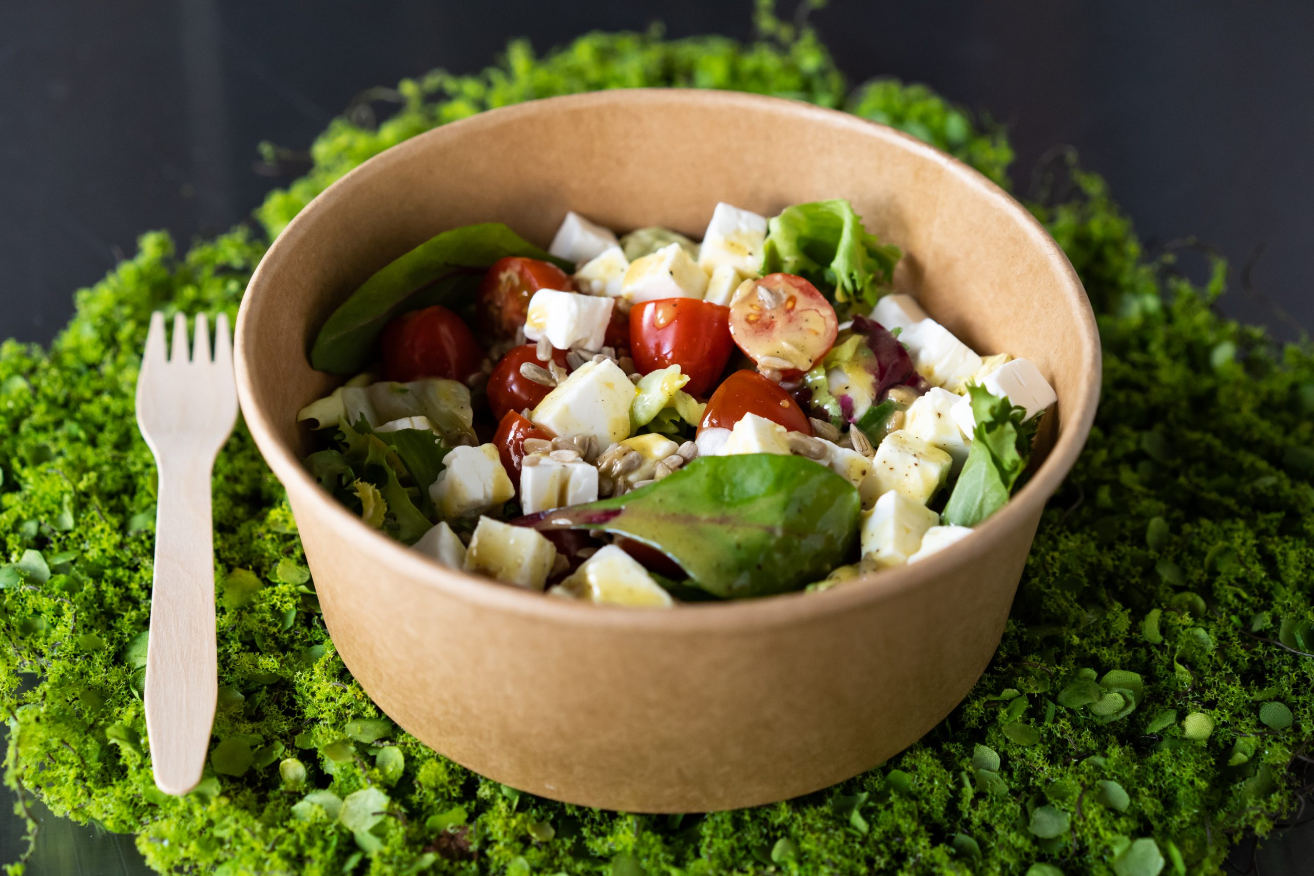 sałatka w opakowaniu jednorazowym, widelec drewniany