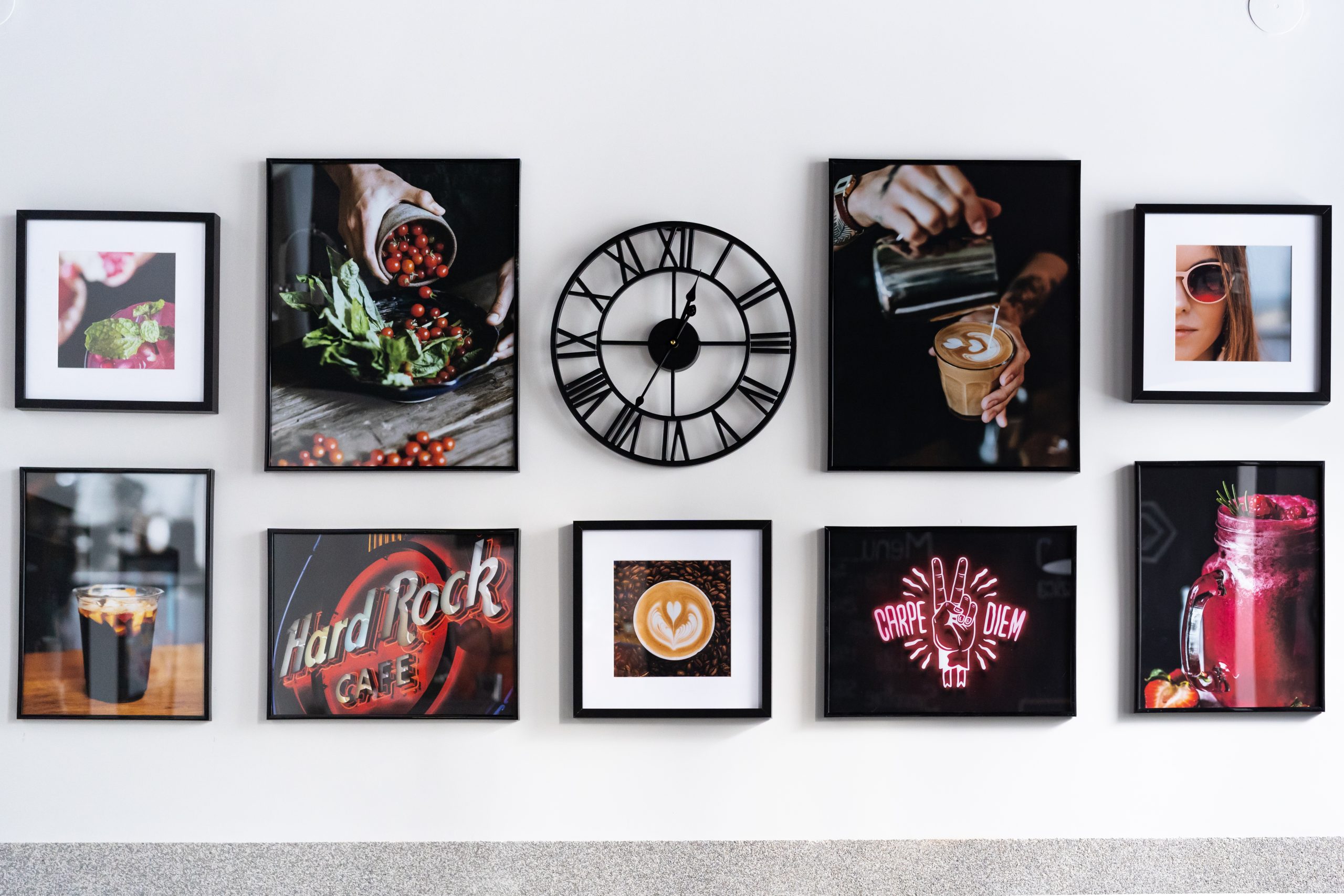 elementy dekoracyjne na ścinanie, zdjęcia w czarnych ramkach, czarny zegar