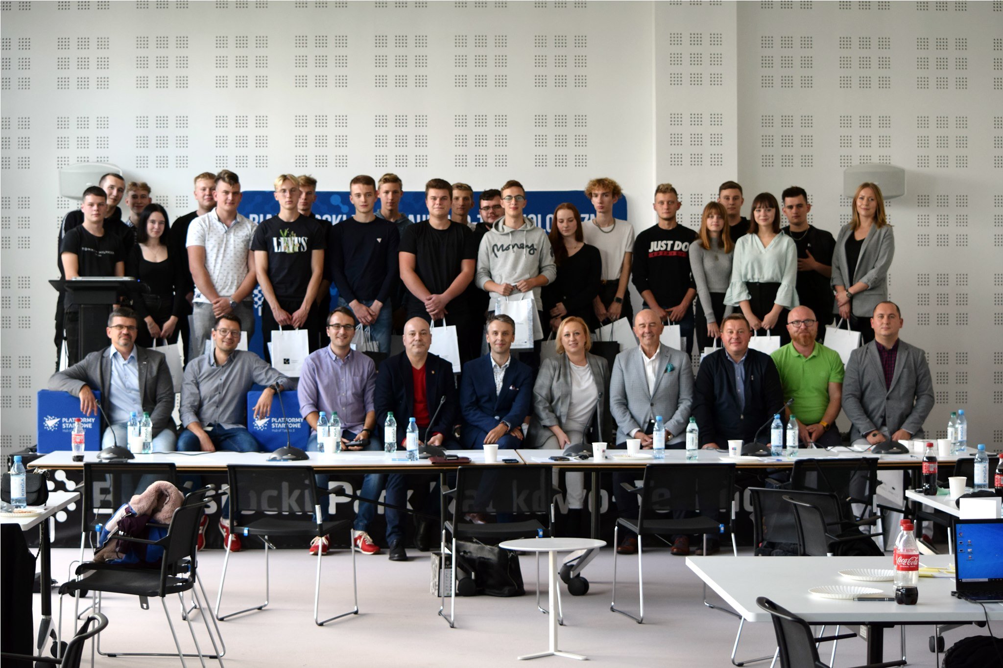 grupa młodych osób w sali konferencyjnej