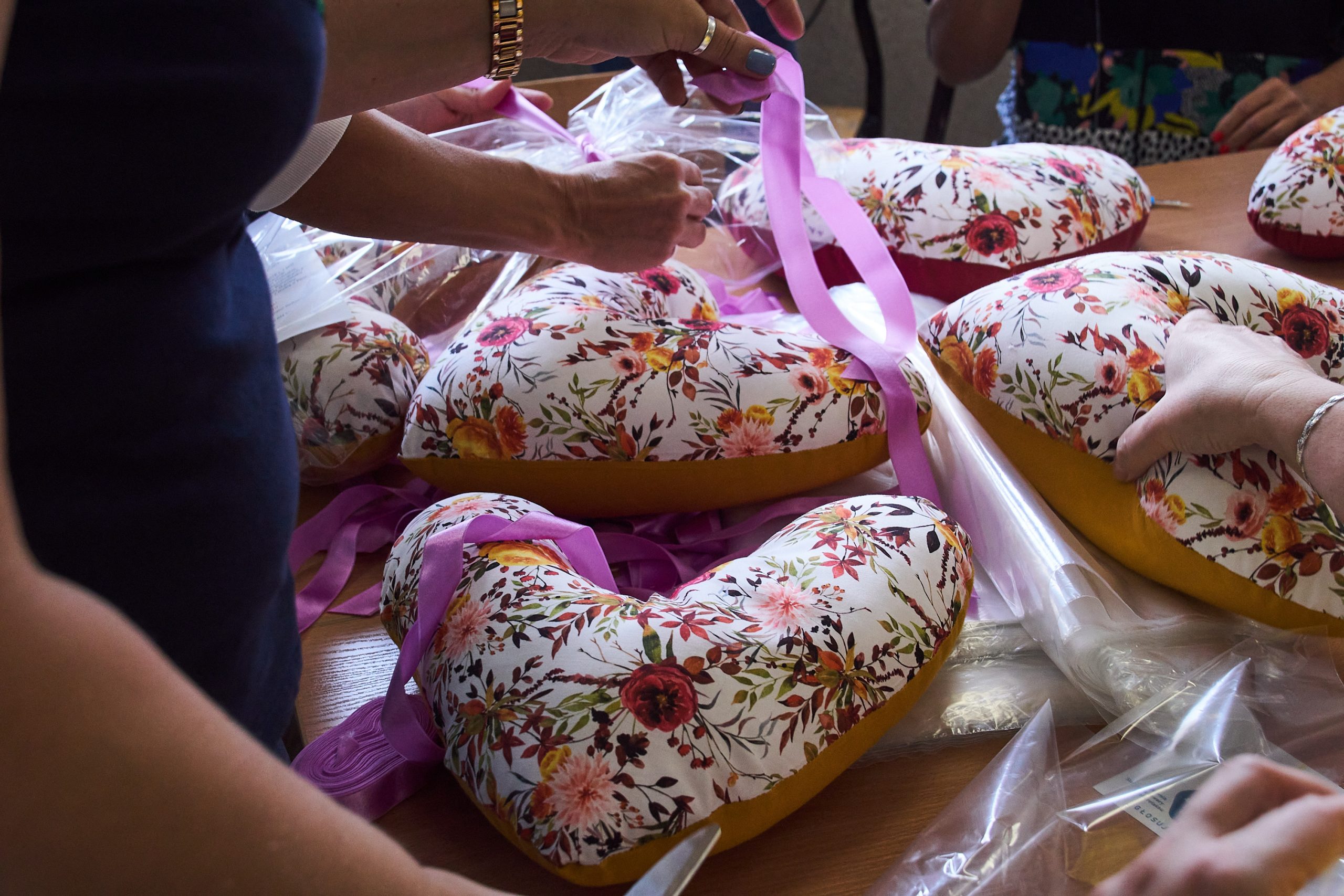 kolorowe poduszki w kształcie serca