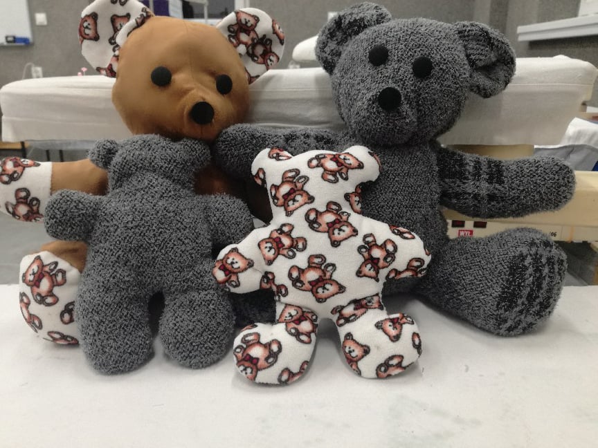 4 maskotki, misie, dwa szare, jeden beżowy