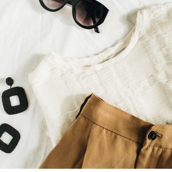 okulary przeciwsłoneczne, bluzka biała, czarne kolczyki, beżowe spodnie