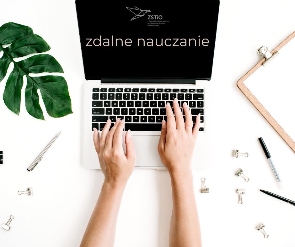 laptop, liść monstery, spinacze, długopisy