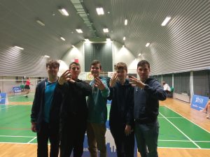 grupa chłopców pozuje do zdjecia, stroje sportowe, w tle hala sportowa