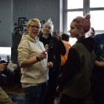 młodzi ludzie w pracowni fotograficznej