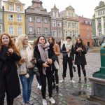 zwiedzanie starówki przy słabej pogodzie