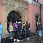 młodzież na tle zabytkowej bramy