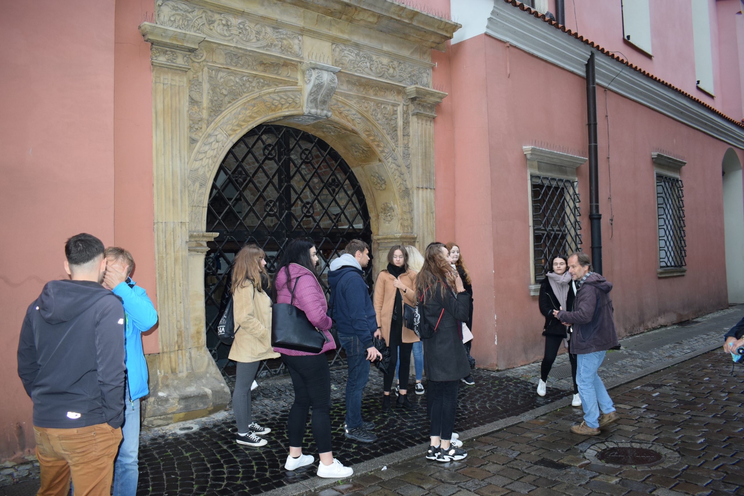 młodzież na tle zabytkowej bramy