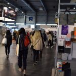 dużo ludzi w obszernym pomieszczeniu