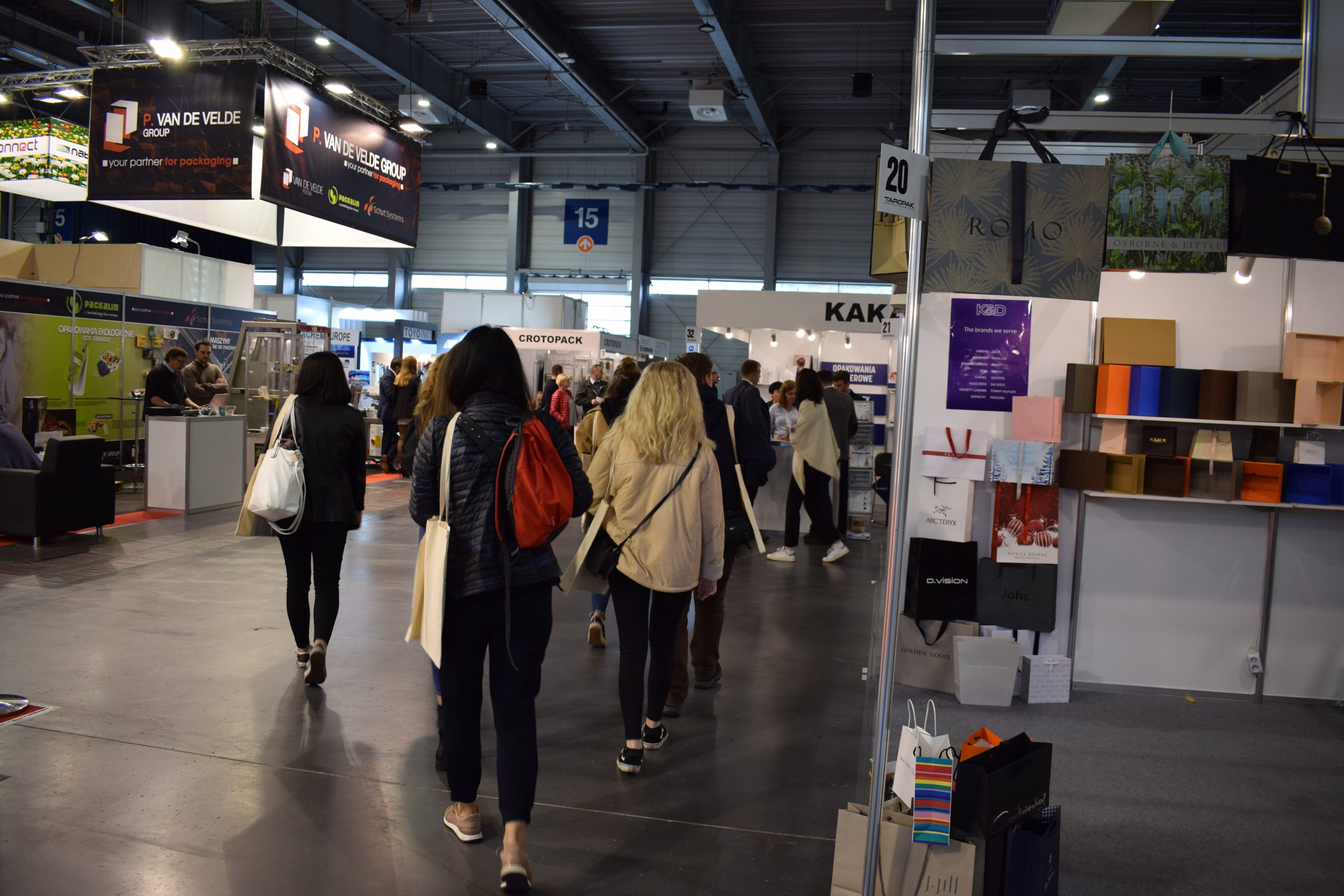 dużo ludzi w obszernym pomieszczeniu