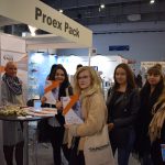 6 kobiet w dużym pomieszczeniu