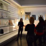 ludzi i szklane gabloty