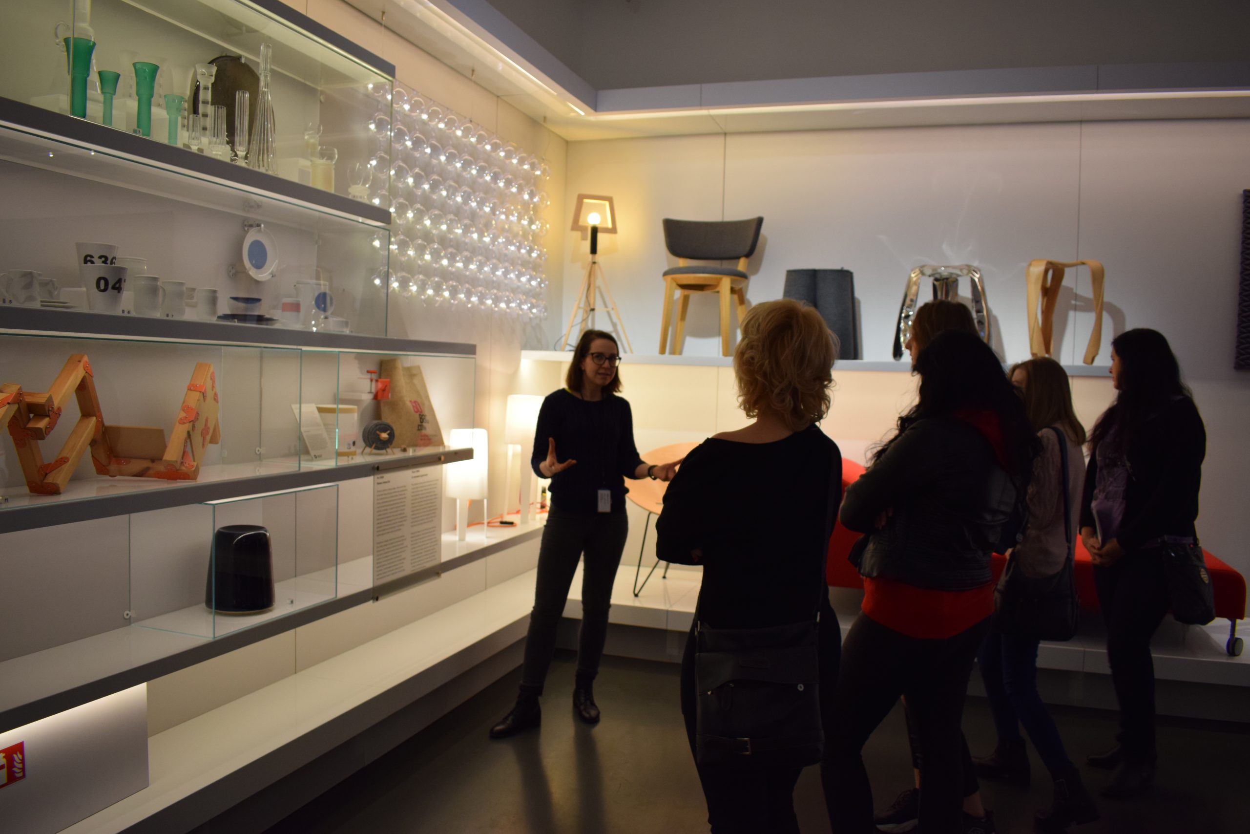 ludzi i szklane gabloty