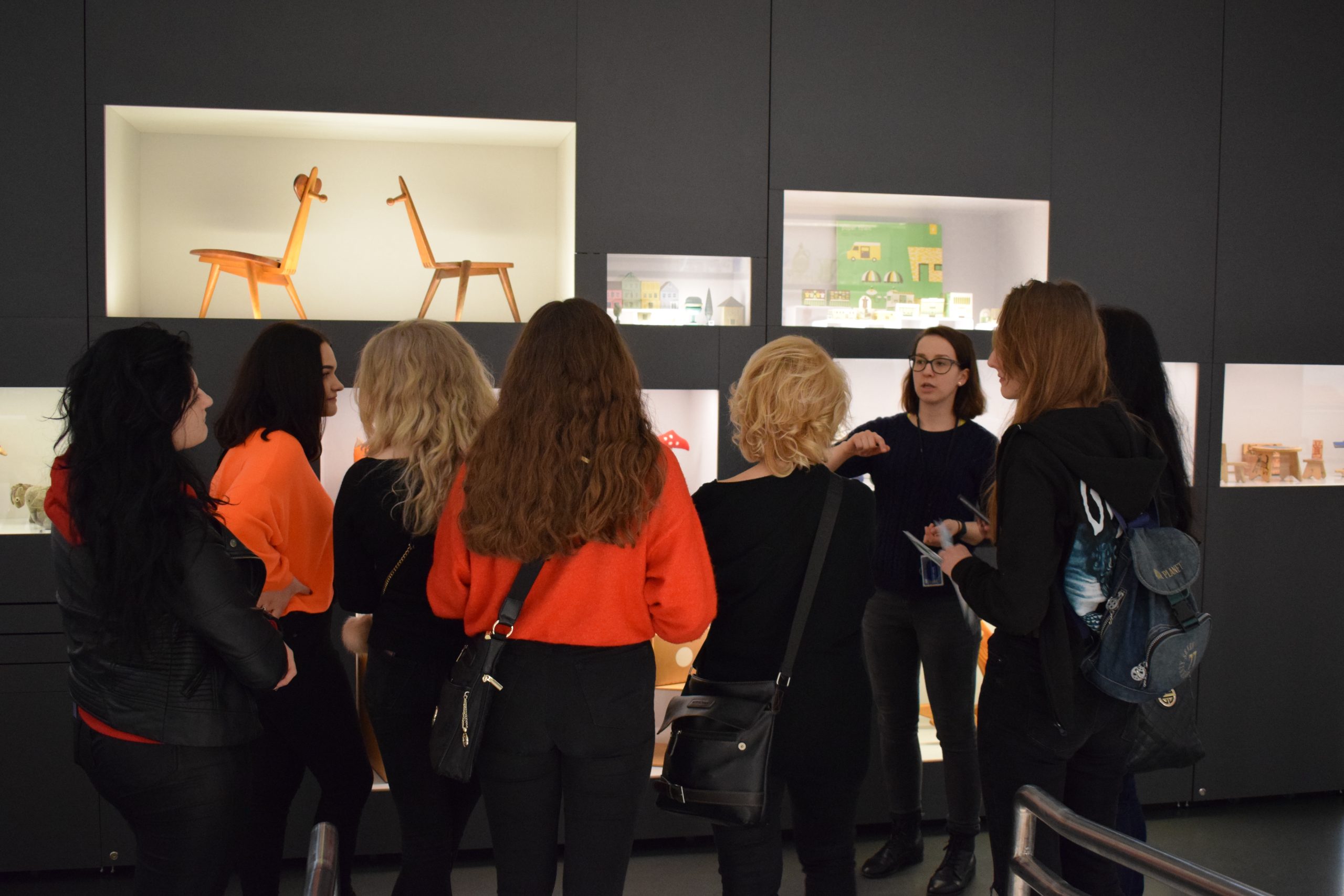 ludzie i wnęki w ścianach