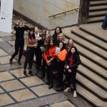 widok z góry na grupę osób stojących przy schodach