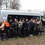 dzika banda przy busie