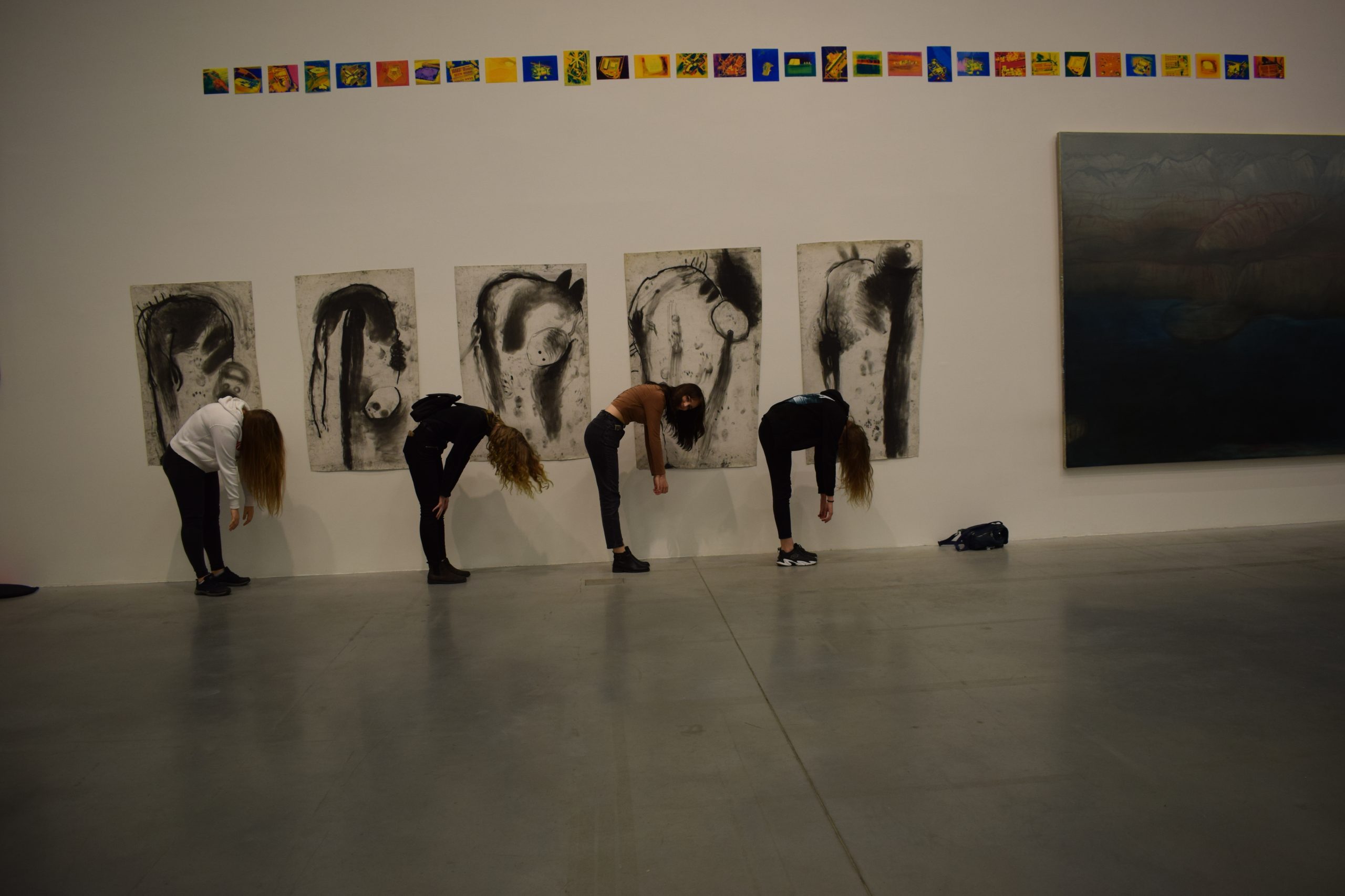 zgięte w pół osoby chcą upodobnić się do czarnobiałych arcydzieł rodem z zerówki