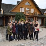 grupa ludzi na tle hotelu