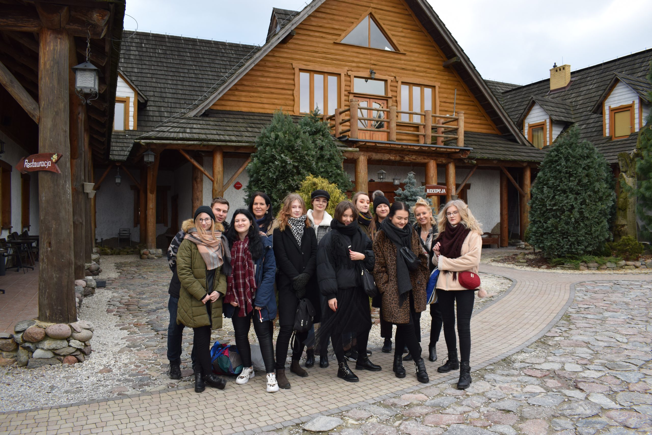 grupa ludzi na tle hotelu