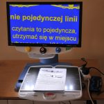 urządzenie z ekranem, na którym wyświetlany jest fragment tekstu