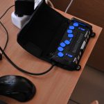 czarne urządzenie z niebieskimi przyciskami