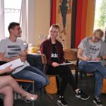 czworo ludzi w sali lekcyjnej