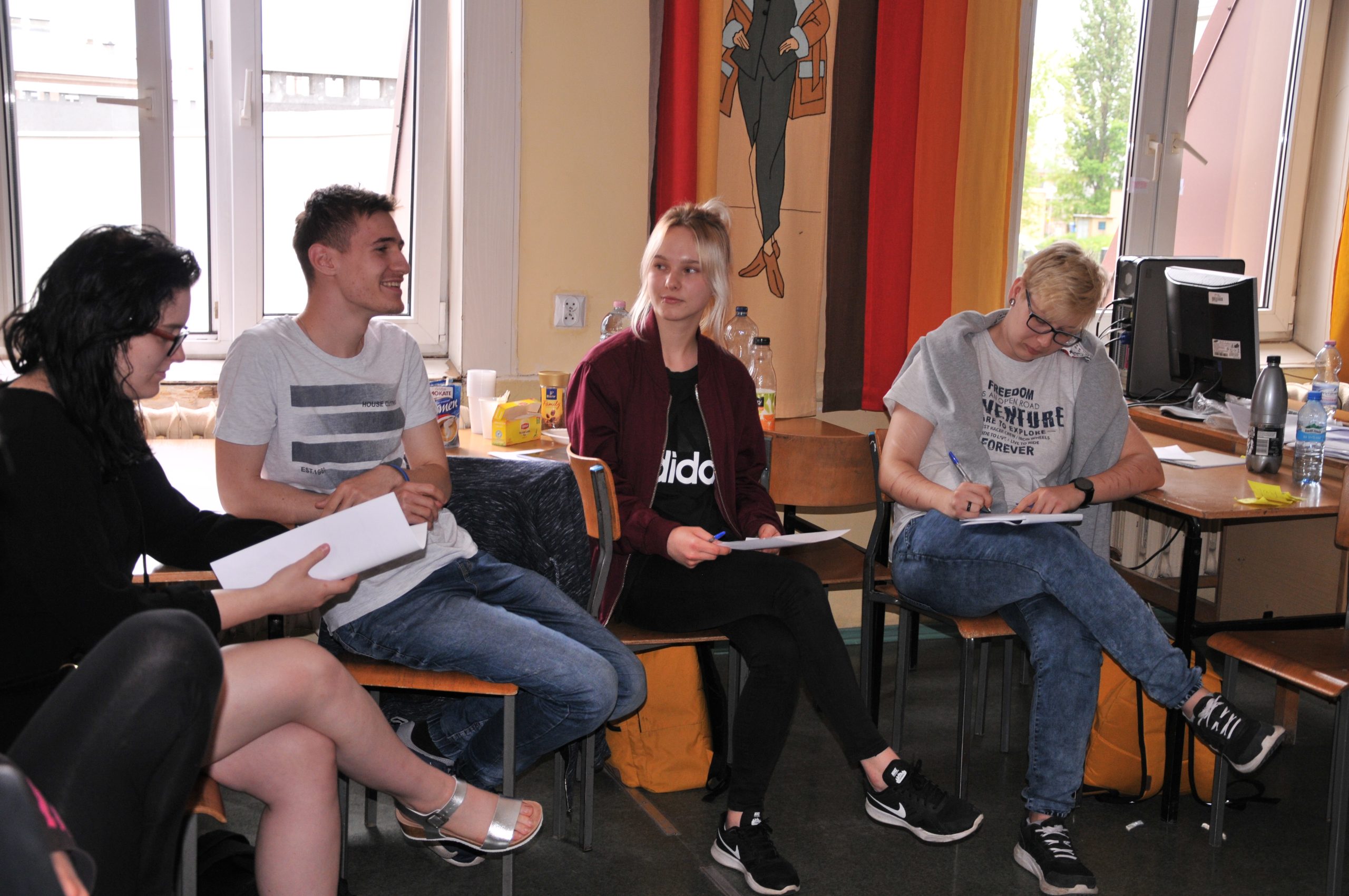 czworo ludzi w sali lekcyjnej