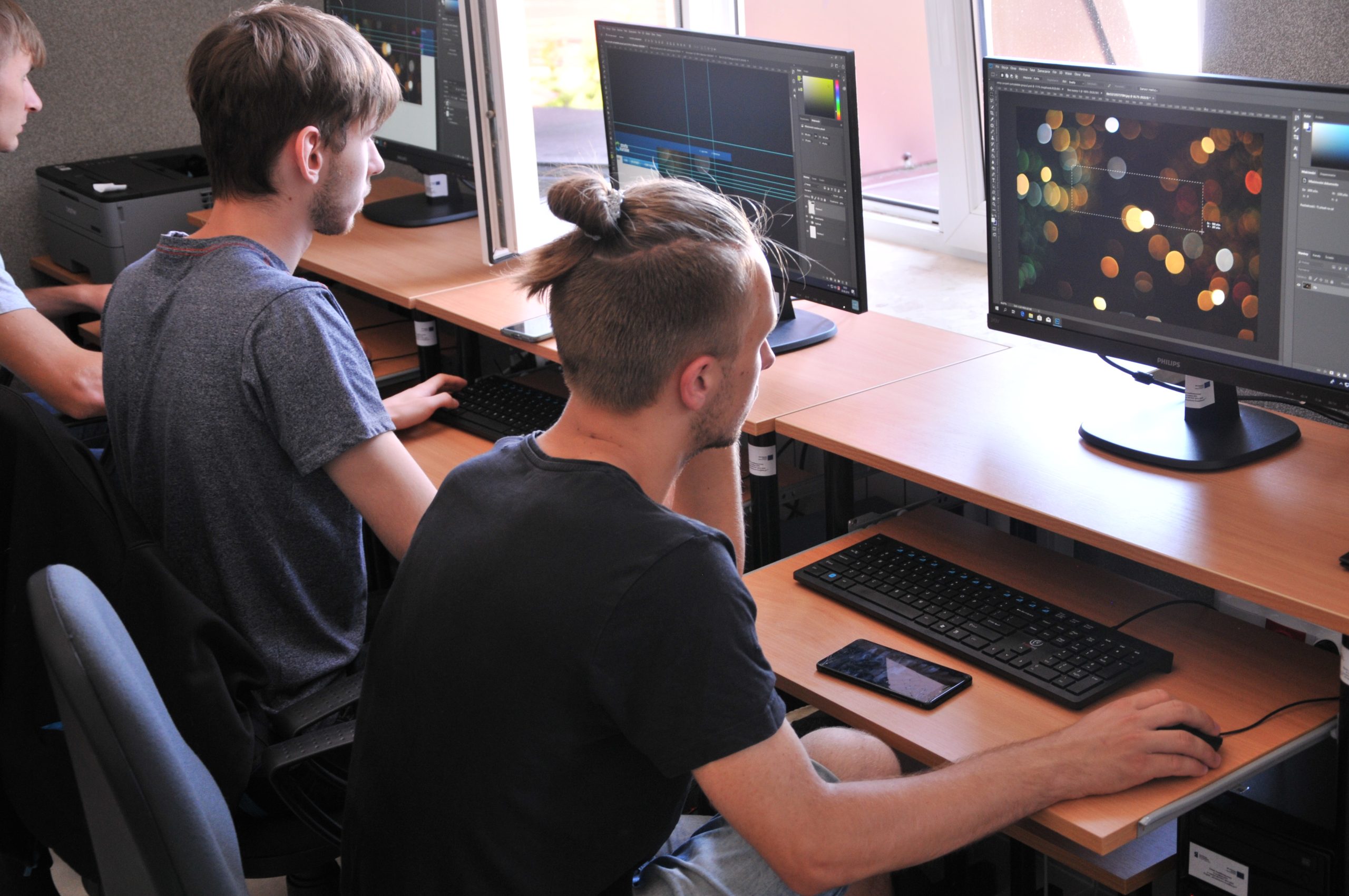 uczniowie w trakcie projektu graficznego