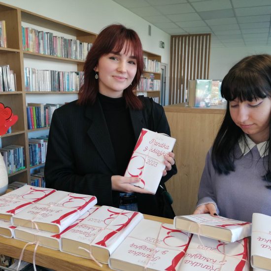 dwie młode dziewczyny trzymają w rękach książki