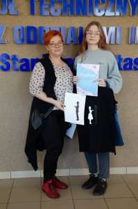 młoda dziewczyna, uczennica, trzyma dyplom i koszulkę