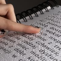 fragment strony zadrukowanej i tradycyjnym pismem, i alfabetem Braille'a