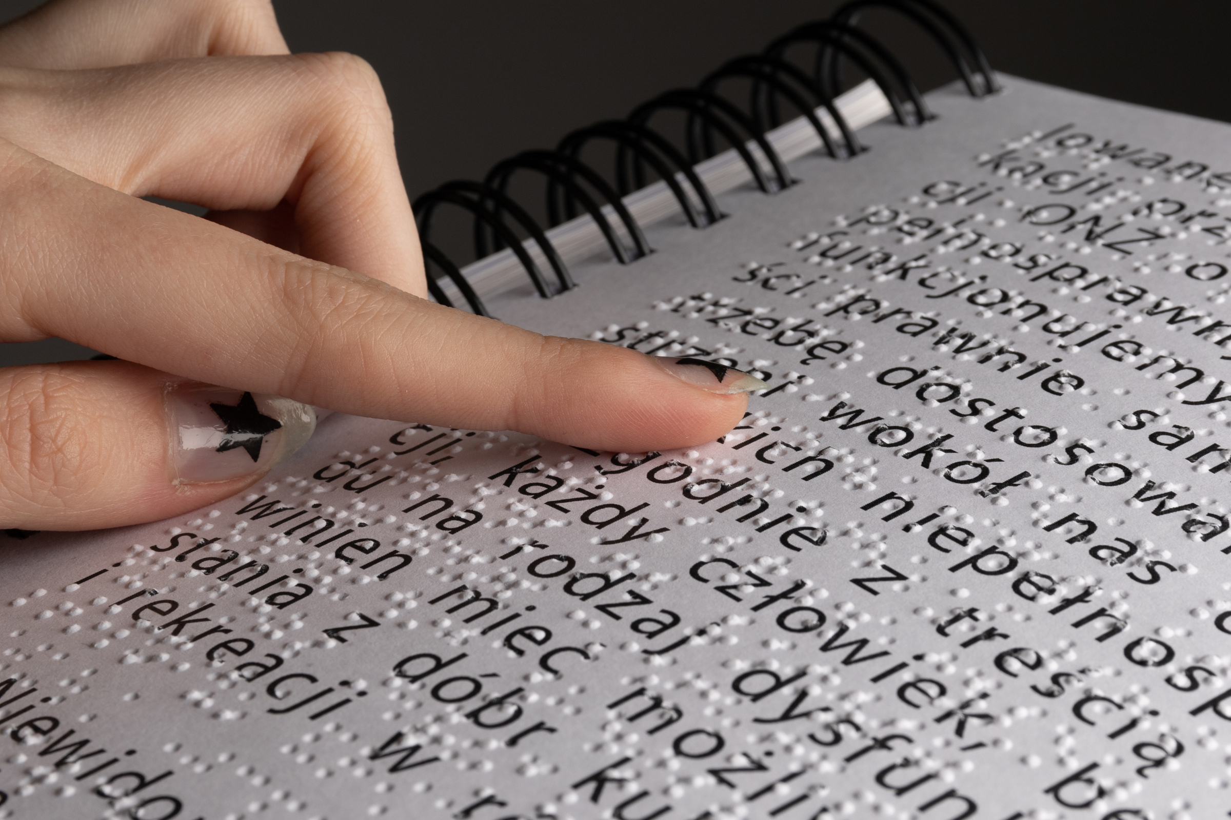 fragment strony zadrukowanej i tradycyjnym pismem, i alfabetem Braille'a