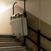 przy schodach platforma dla osób z niepełnosprawnościami