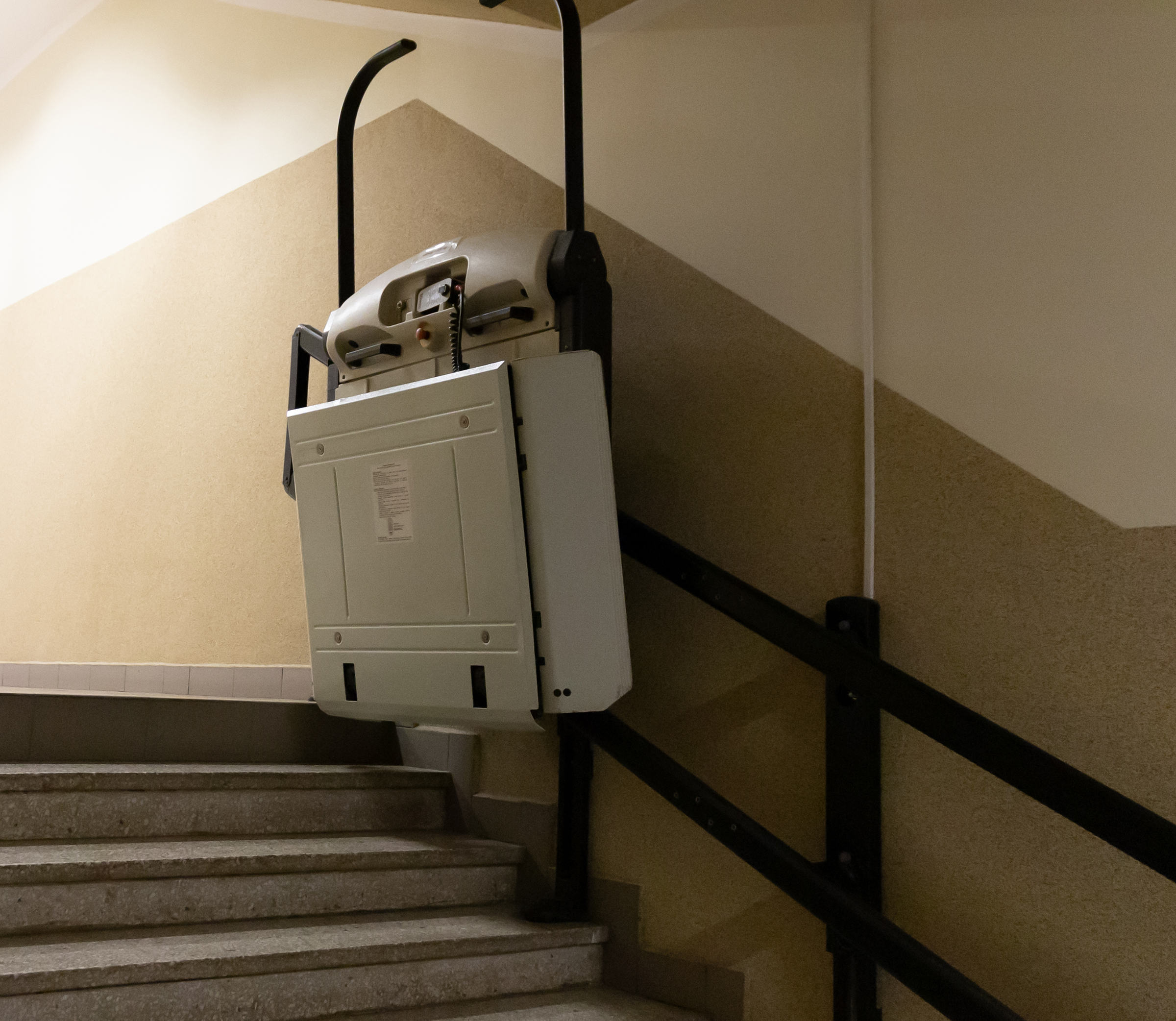 przy schodach platforma dla osób z niepełnosprawnościami