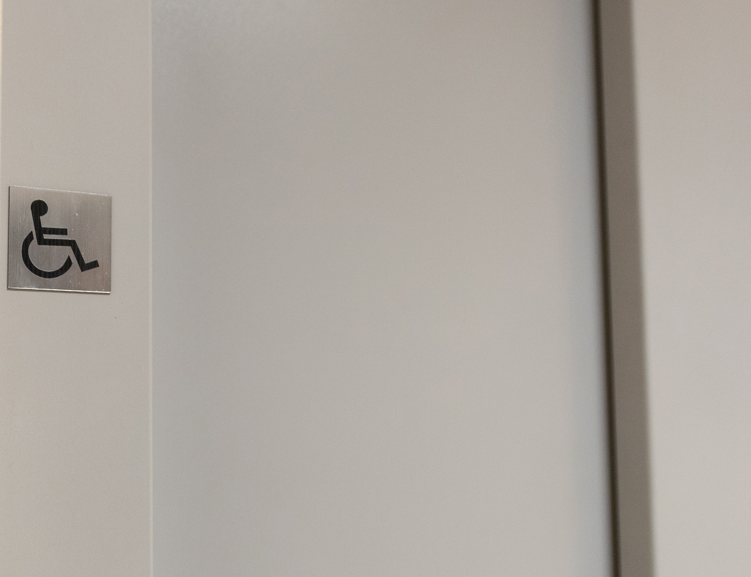 oznaczenie przy windzie