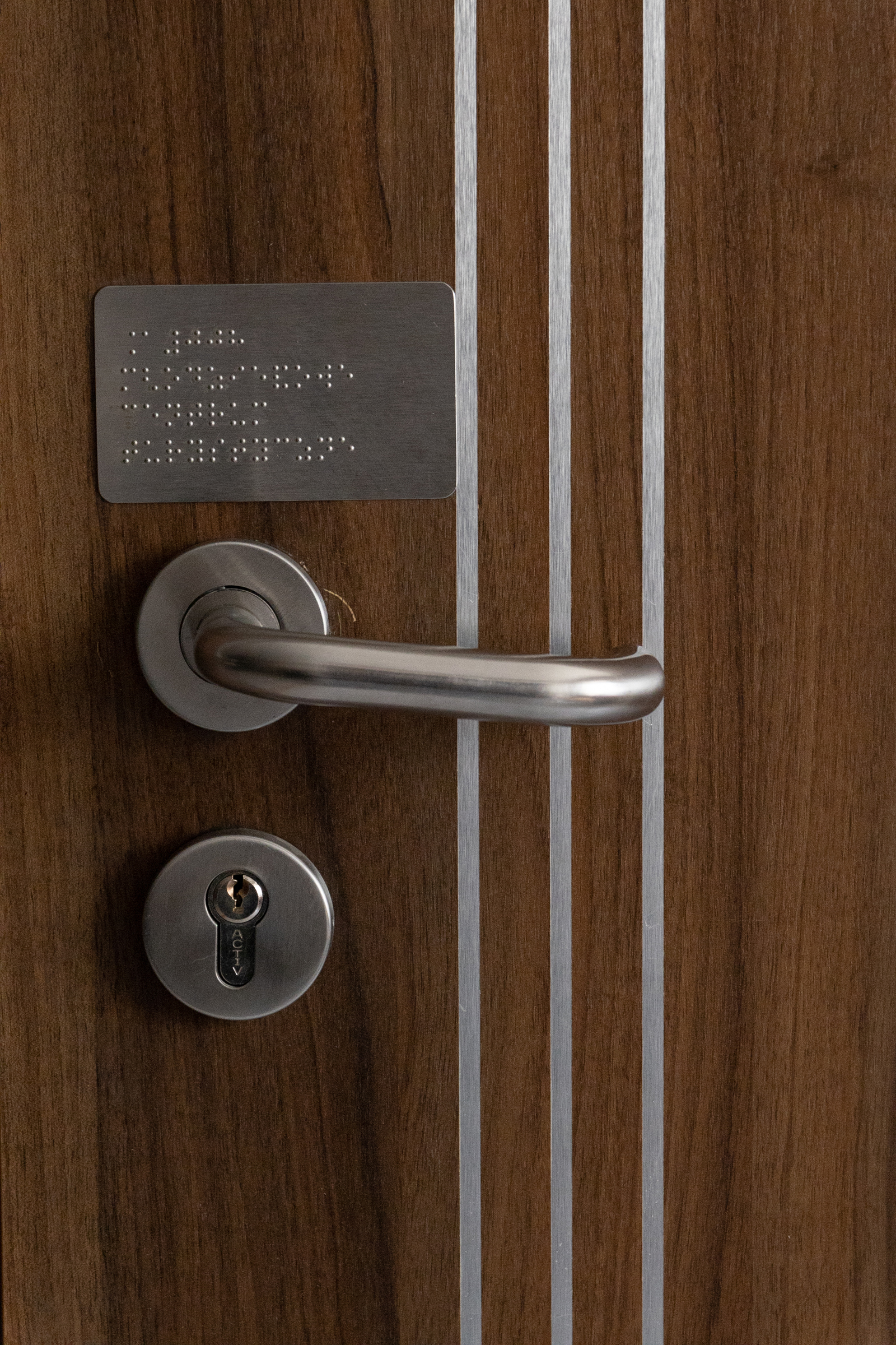 oznaczenie drzwi pracowni szkolnej alfabetem Braille'a