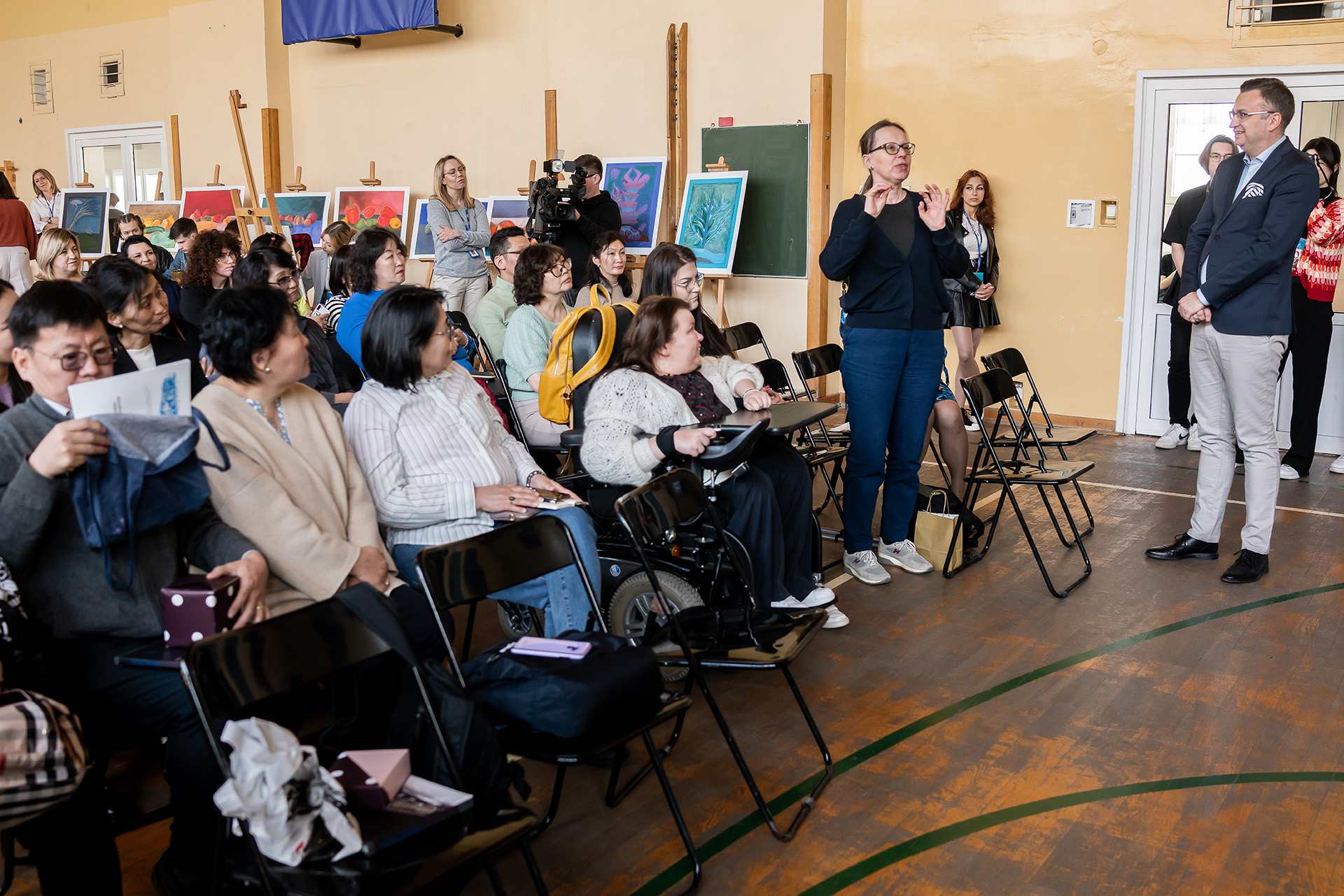 kobieta w ciemnej bluzce mówi do drugiej osoby