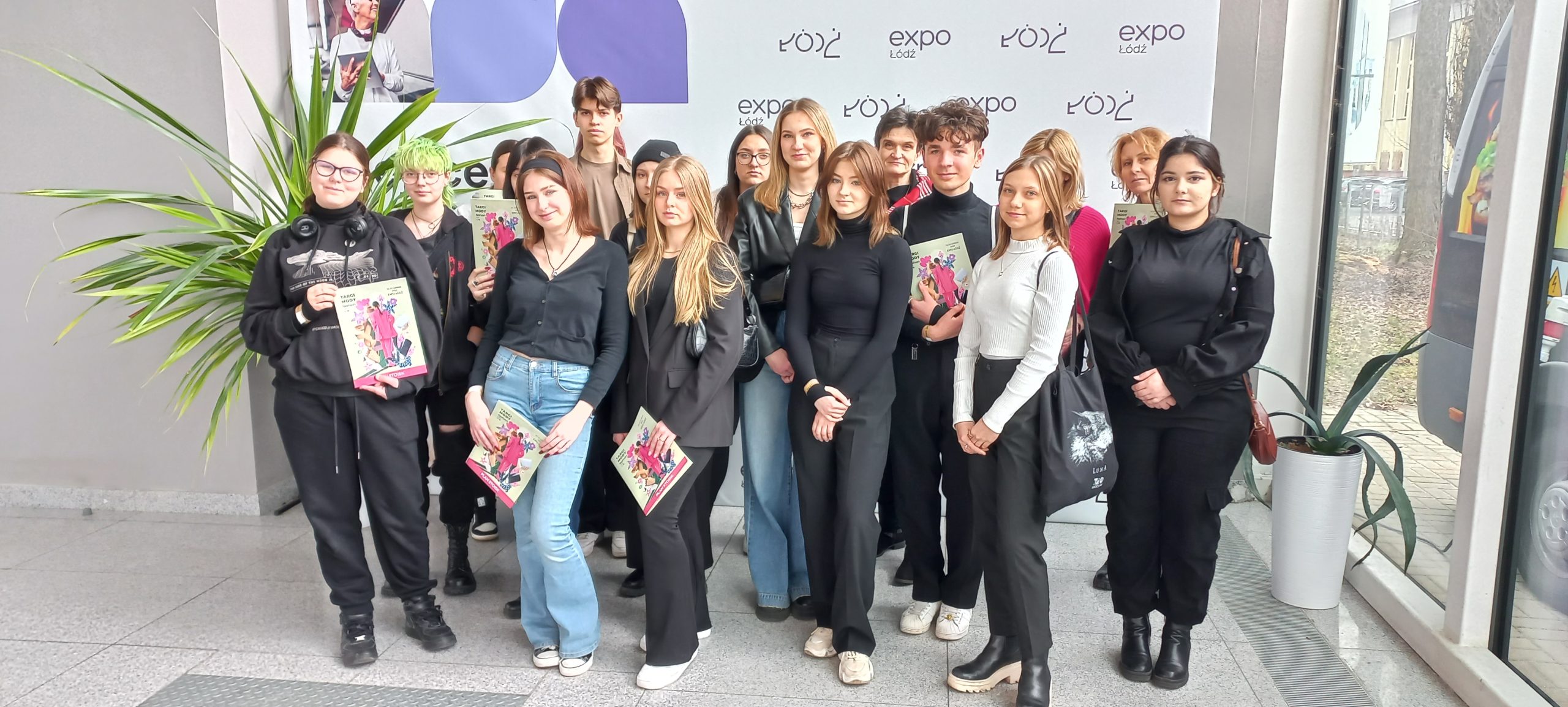 grupa uczniów pozuje do zdjęcia