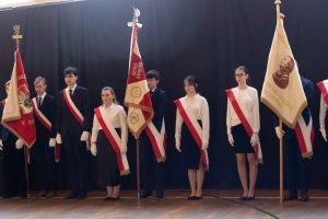 poczty sztandarowe (od lewej): Związku Sybiraków, Armii Krajowej oraz ZSTiOzOI