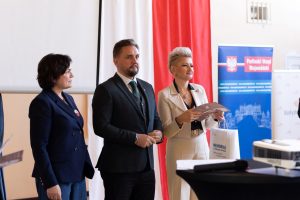 od lewej: Eliza Borecka-Kos, Paweł Krutul (Wicewojewoda Podlaski), Agnieszka Krokos-Janczyło (Podlaski Kurator Oświaty)