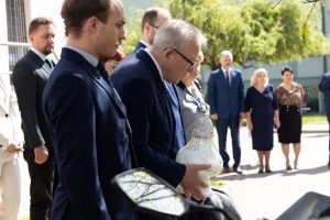 Złożenie znicza przy tablicy upamiętniającej por. Zygmunta Szuleckiego