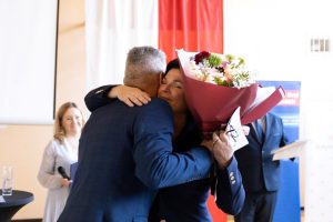 Wręczenie bukietu kwiatów dla pani Elizy Boreckiej-Kas