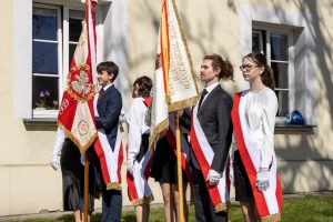 Poczty sztandarowe przy tablicy upamiętniającej więzionych przez carat patriotów polskich, konspiratorów, uczestników powstań niepodległościowych, zesłańców na Sybir