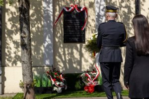 Składanie wieńców przy tablicy upamiętniającej więzionych przez carat patriotów polskich, konspiratorów, uczestników powstań niepodległościowych, zesłańców na Sybir