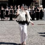 Uczennica szkoły podczas pokazu mody na ul. Kilińskiego