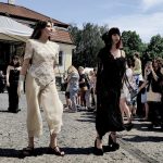 Uczennice szkoły podczas pokazu mody na ul. Kilińskiego