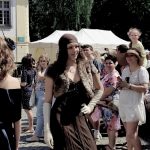 Uczennice szkoły podczas pokazu mody na ul. Kilińskiego